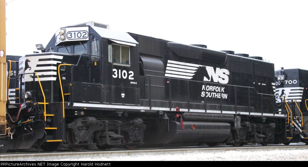 NS 3102 works with 700 at Glenwood Yard